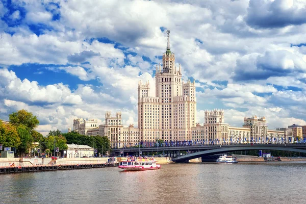 Сталінський хмарочоса на Москви-ріки, Москва, Росія — стокове фото