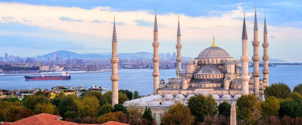 Голубая панорама Стамбула и Босфора — стоковое фото