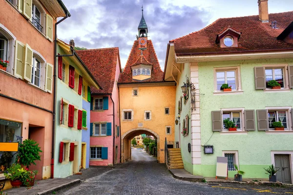 Rumah berwarna di Saint Ursanne, Jura, Swiss — Stok Foto