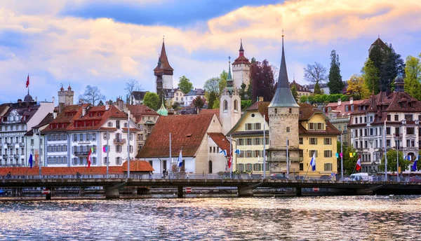 Menara abad pertengahan di kota tua Lucerne, Swiss — Stok Foto