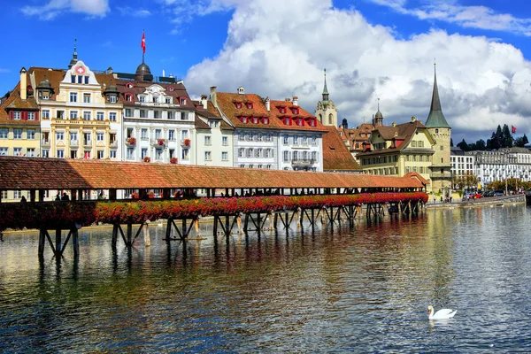 Jembatan kapel di kota tua Lucerne, Swiss — Stok Foto