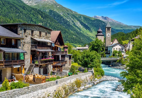 Aldeia suíça nas montanhas dos Alpes, Grisons, Suíça — Fotografia de Stock