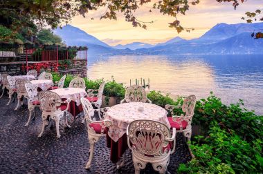 Como Gölü ve Alpler dağlar Sunset'teki, İtalya