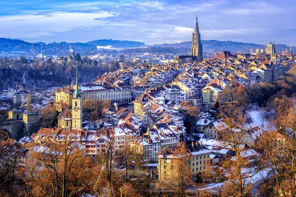 Bern Old Town üstünde soğuk kar kış günü, İsviçre — Stok fotoğraf