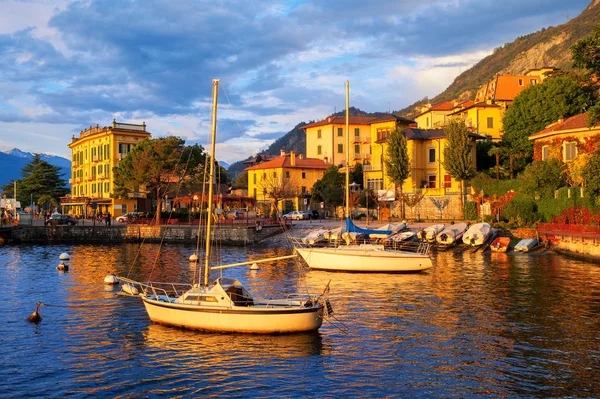 Yachts i en hamn på Comosjön, Italien, på sunset — Stockfoto