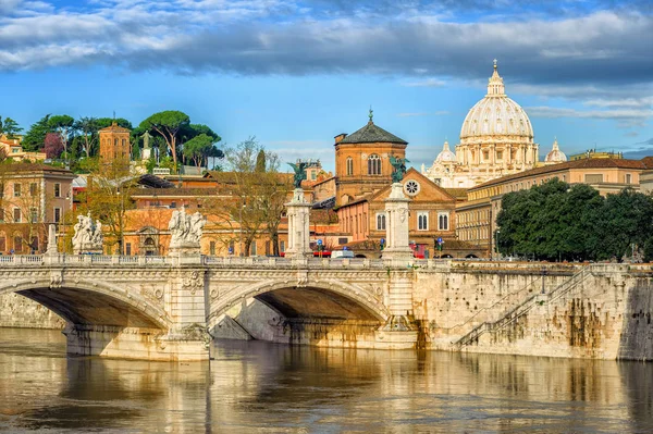 Tiber most a katedrála dóm z Vatikánu, Řím, Itálie — Stock fotografie