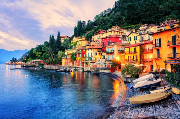 Ciudad de Menaggio al atardecer, Lago de Como, Milán, Italia — Foto de Stock