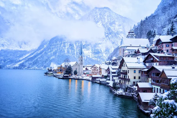 Hallstatt wooden village on lake in snow white, Austria — Stock Photo, Image