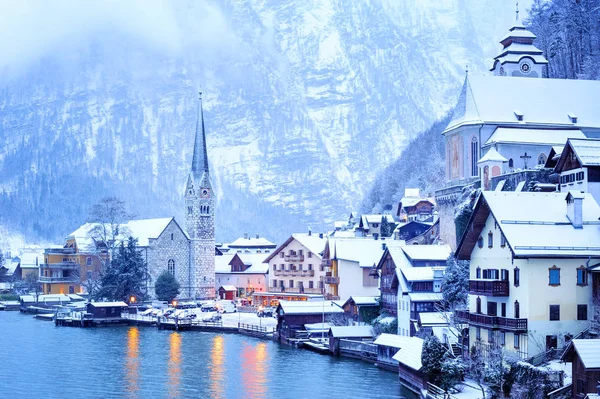 Aldeia de madeira Hallstatt no lago em branco de neve, Áustria — Fotografia de Stock