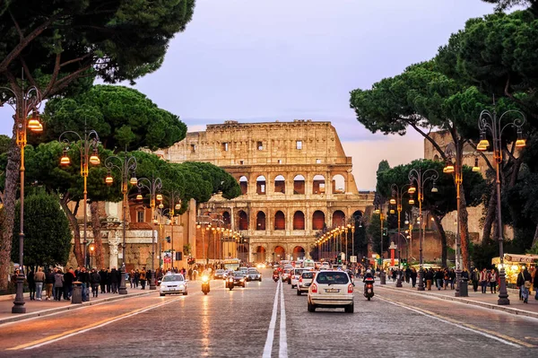 Calle de tráfico frente al Coliseo, Roma, Italia — Foto de Stock