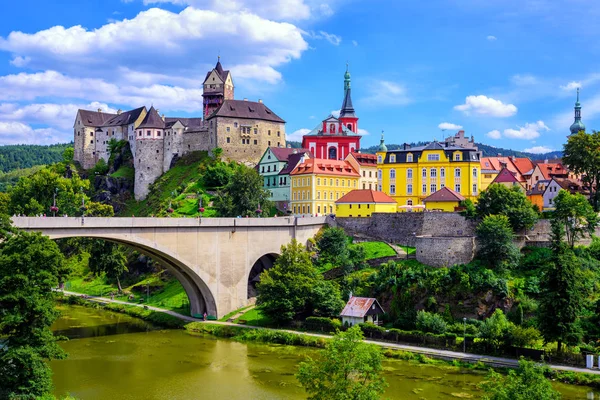 Ciudad y Castillo Loket cerca de Karlovy Vary, República Checa — Foto de Stock