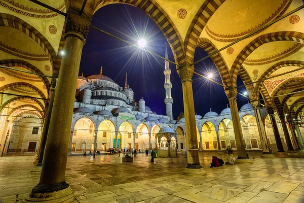 The courtyard of Sultan Ahmet Mosque, Istanbul, Turkey — Stock Photo, Image