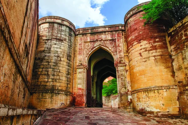 Massieve stenen poorten van Mehrangarh Fort, Jodhpur, India — Stockfoto