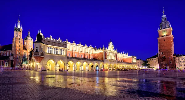 Panorámás kilátás nyílik a Krakkó régi városban főtér, Lengyelország — Stock Fotó