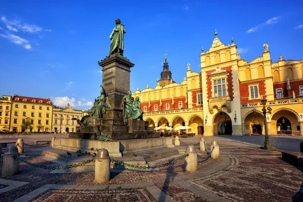 Posztócsarnok és Adam Mickiewicz-emlékmű, Krakkó, Lengyelország — Stock Fotó
