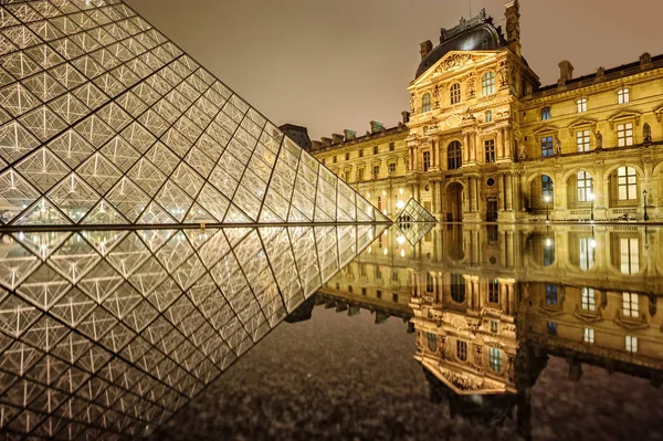 Geceleri, Paris, Fransa, Louvre Müzesi ve cam piramit — Stok fotoğraf