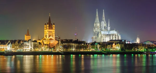 Vista panorámica nocturna de Colonia, Alemania — Foto de Stock
