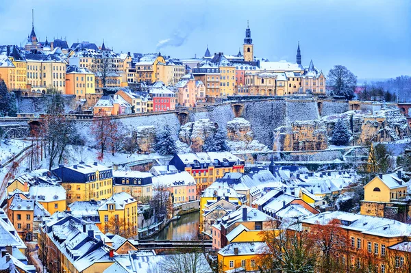 Lucembursko Město sníh bílý v zimě, Evropa — Stock fotografie