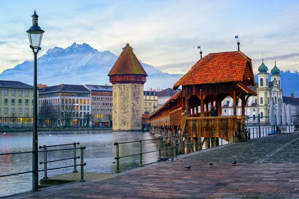 Kota tua Lucerne dengan Gunung Pilatus, Swiss — Stok Foto