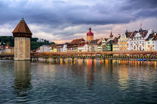 De oude stad Luzern op dramatische zonsondergang, Zwitserland — Stockfoto