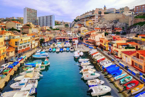 Barevné přístavištěm pro jachty v starém městě Marseille, Francie — Stock fotografie