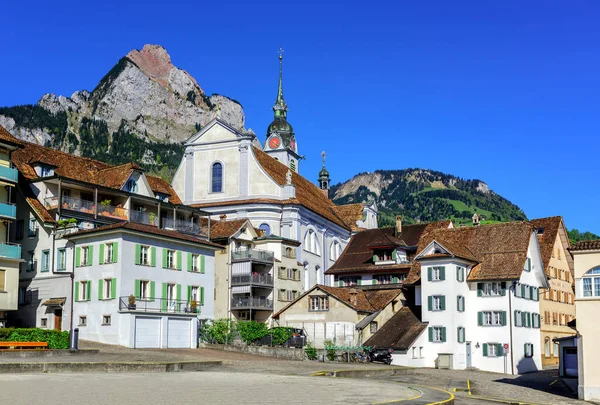 La pequeña ciudad de Schwyz en el centro de Suiza — Foto de Stock