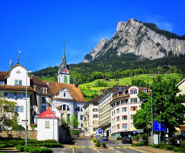 Schwyz cidade em Alpes montanhas, Central Switerland — Fotografia de Stock
