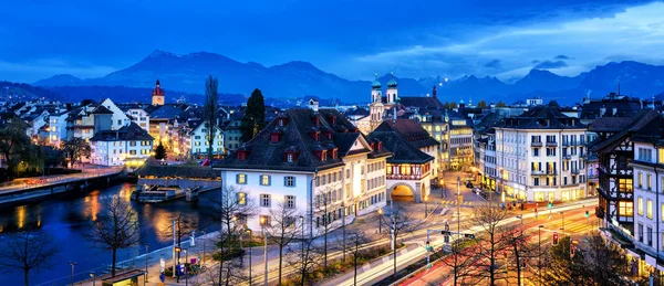 Kota tua Lucerne, Swiss, pada malam hari — Stok Foto