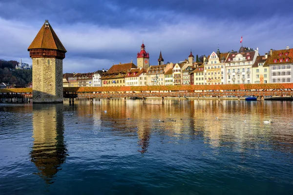 Kapličkový most a staré město Luzern, Švýcarsko — Stock fotografie