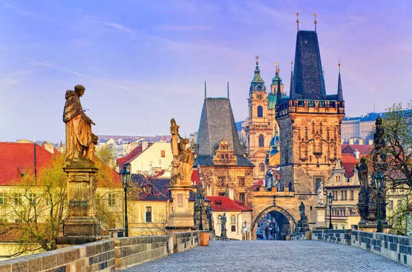 Puente de Carlos en el casco antiguo de Praga, República Checa — Foto de Stock