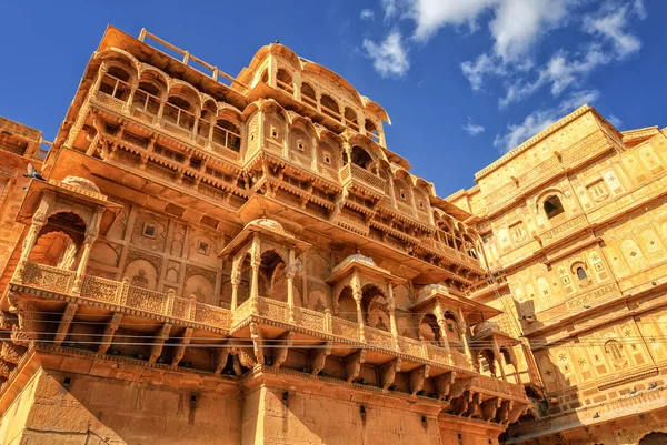 Kamienny dom rzeźbione w Jaisalmer, Rajasthan, Indie — Zdjęcie stockowe