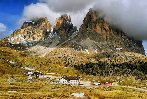 Nubes sobre montañas Dolomitas, Alpes, Italia — Foto de Stock