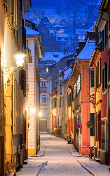 Enge seitliche straße in heidelberg altstadt, deutschland — Stockfoto