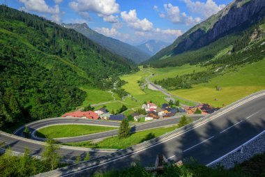 Sarma otoyolunun güzellikteki bir vadinin, Tyrol, Avusturya