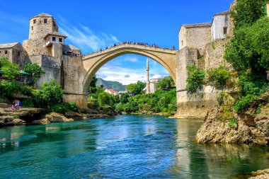 Bosna 'nın Mostar kentindeki Eski Köprü ve Cami