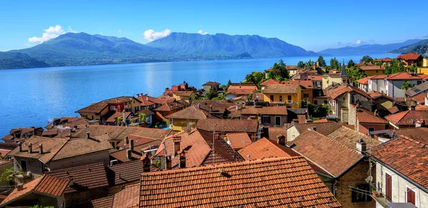 Atap berubin merah di kota tua Cannero, Lago Maggiore, Italia — Stok Foto