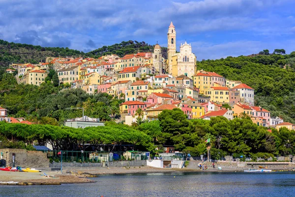 Ciudad turística medieval Cervo en la Riviera italiana, Liguria, Italia — Foto de Stock