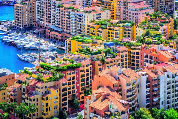 Kleurrijke appartementsgebouwen in de stad centrum van Monaco — Stockfoto