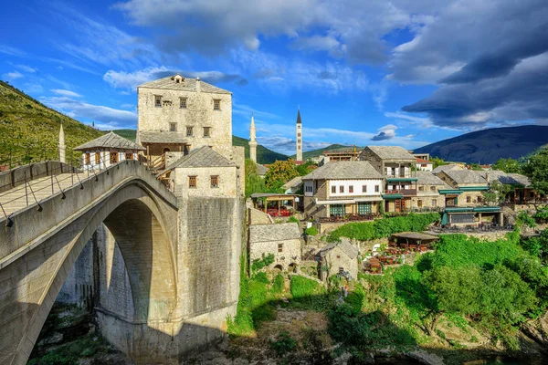 Oude stad en brug in Mostar, Bosnië en Herzegovina — Stockfoto