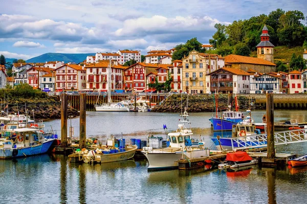 Kleurrijke Baskische huizen in de haven van Saint-Jean-de-Luz, Frankrijk — Stockfoto