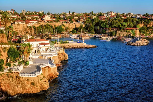 Antalya, Turkiet, Kaleici gamla stan och hamnen — Stockfoto