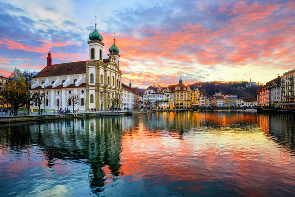 Pôr do sol sobre a cidade velha de Lucerna, Suíça — Fotografia de Stock