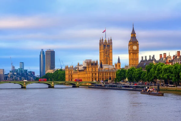 Londres, Inglaterra, vista sobre o rio Tamisa para Big Ben e Westminst — Fotografia de Stock