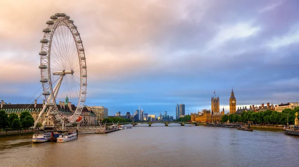 Vista panorâmica da cidade de Londres, Inglaterra, Reino Unido, em sunri — Fotografia de Stock
