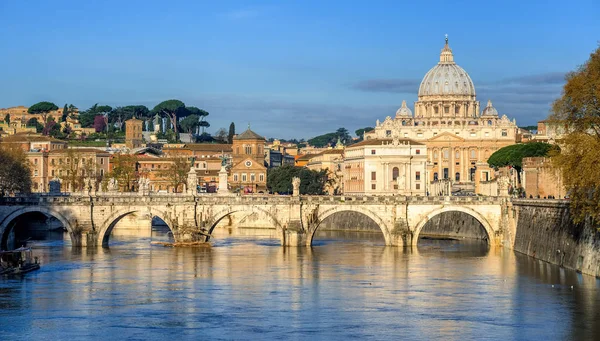 St Peter baziliky a St Angelo Bridge v Vatikán, Řím, Itálie — Stock fotografie