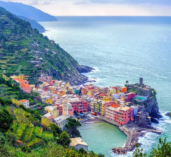 Vernazza cidade na costa mediterrânea, Cinque Terre, Itália — Fotografia de Stock