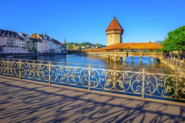 Jembatan Kapel dan Kota Tua, Lucerne, Swiss — Stok Foto