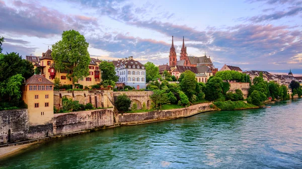 Basel Old Town dengan katedral Munster dan Rhine, Swiss — Stok Foto