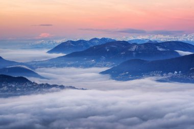 Bulutlar yere Lake Lugano ve swiss Alps, İsviçre