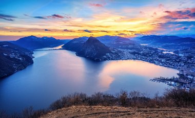 Lake Lugano üzerinde dramatik günbatımı İsviçre Alpleri, İsviçre